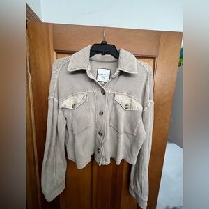 Beige/tan Bagatelle Collection cropped shacket/button down jacket